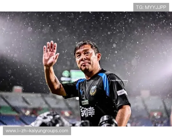 上海海港前锋李明快速突破，打入制胜一球